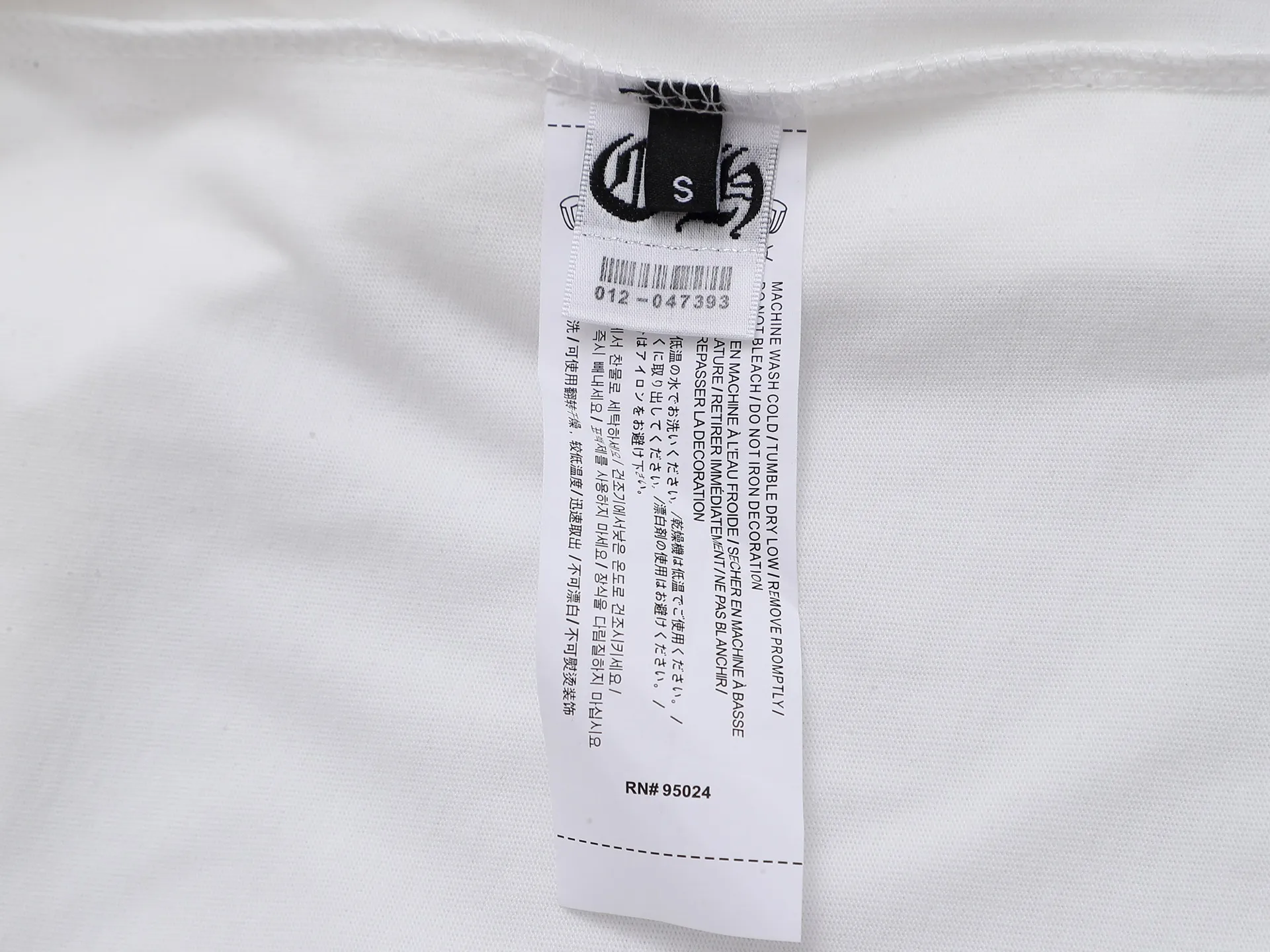P160 280g exclusive version] Chro*e Hets Chro*e Hets 𝟐𝟎𝟐5 spring and summer washed hollow three-dimensional embroidery + three-dimensional stitching high-density embroidery round neck short sleeves 2025SS latest short sleeves adopt the inherited hollow three-dimensional embroidery + three-dimensional stitching embroidery is an embroidery form of high-density embroidery, hollow embroidery. The embroidered areas are highlighted to form three-dimensional embroidery. To make the embroidery pattern clear, novel and layered, hollow embroidery uses high temperature to separate the hot-melt adhesive film from the cut pieces to obtain the finished embroidery product. After embroidery, high-temperature washing is performed to dissolve the padded foam glue to form a hollow center, showing a soft three-dimensional feel. The hand feels very soft and light!  Three-dimensional needle-stitching high-density embroidery, the stitching has a strong sense of line and three-dimensionality, the stitching is vivid and lively, and the coverage is also good. Three-dimensional needle-stitching embroidery technology is a brand-new embroidery technology that combines traditional embroidery technology with modern color concepts to create amazing artistic effects. This technology can instantly dye a white thread to create a natural color transition, giving your work a colorful effect. Whether it is flowers, animals or abstract patterns, three-dimensional needle embroidery technology can make them lifelike, as if giving them vitality. In this era of pursuing personalization and uniqueness, three-dimensional needle embroidery technology makes embroidery more personalized and charming, making you the center of attention whether in formal occasions or daily wear. In addition, three-dimensional needle embroidery technology is also durable and waterproof, so you don’t have to worry about it fading or being damaged. In short, it is an innovative craft that perfectly combines art and fashion, making the work more beautiful, unique and precious. If you want to make yourself more personalized and charming, try this round neck short sleeve!  Washed hollow three-dimensional embroidery ➕ Three-dimensional needle-stitched high-density embroidery. The double embroidery process makes the whole dress show its exquisite craftsmanship. The retro and classic are vividly displayed on this dress! The front and back patterns of the clothes are all made of washed three-dimensional embroidery, showing a low-key and luxurious fashion sense from any angle. It is an outstanding and eye-catching classic style that stands out among many spring and summer new styles! The front and back patterns are completely combined, rich in layering, full of three-dimensionality, very soft to the touch, fashionable and classic. This short-sleeved shirt is both low-key and has a rock style that is unique to Crowe. It is avant-garde and retro. The two styles are displayed on the same piece of clothing, colliding with unique creative sparks. It can be said to be avant-garde, full of personality, fashionable and versatile, and the same style for male and female couples! An excellent hit! Creative design, double embroidery, excellent craftsmanship, exquisite details and first-class feel! An excellent hit! It is made of 280 grams of double yarn and double ply dust-free imported pure cotton fabric. It has been washed and high-temperature shaped and pre-shrunk. The fabric is comfortable and breathable. It will not shrink after repeated washing. The fabric has a high-end and exquisite texture and a first-class feel! High-density embroidery has good firmness and is not easy to fall off! The detail processing is 100% perfect. It looks great no matter how you match it with various styles. High weight and high quality. Exclusive version. Non-market ordinary version. Enlarge real shot details. Instant sale of all versions. Compare at will. Quality is absolutely guaranteed. A must-have for fashionistas. Control it at will. Definitely one for everyone. A must-have for men and women couples! The most 🆕first release, the exclusive first release, the same style for men and women, classic, simple and versatile, and the quality is unquestionable!  Chrome Hearts is a famous Hollywood luxury brand founded by Richard Stark in 1988 with unique design style! The design style combines rock punk, street hip-hop and other low-key luxury styles. It adheres to pure handcrafting and exquisite design, so its value as a work of art has far exceeded the meaning of jewelry.  Color: Black White Size: S M L XL
